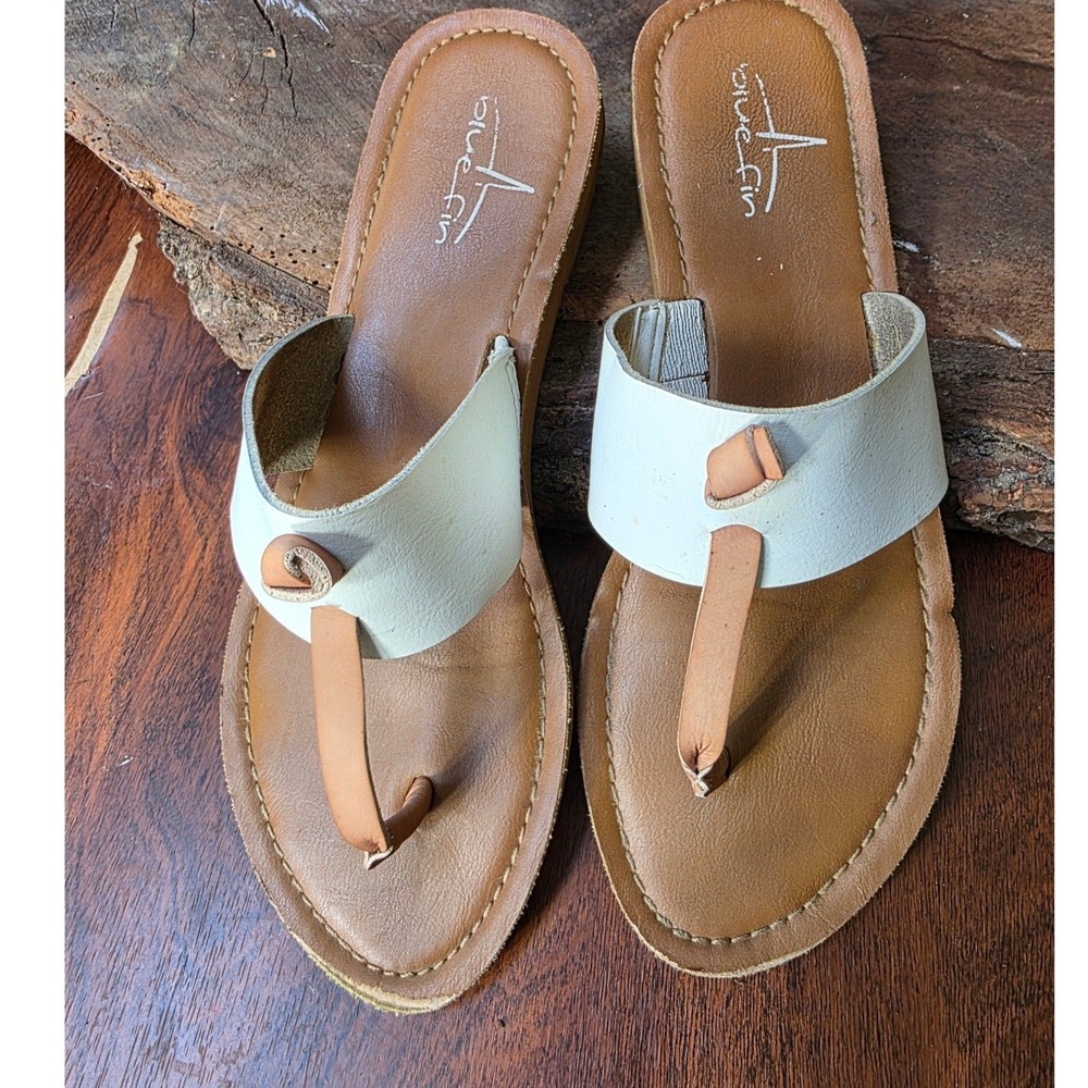 Blue Fin Thong Sandals Womens Size 10 White Tan Good Flat Slip On SKU 21069